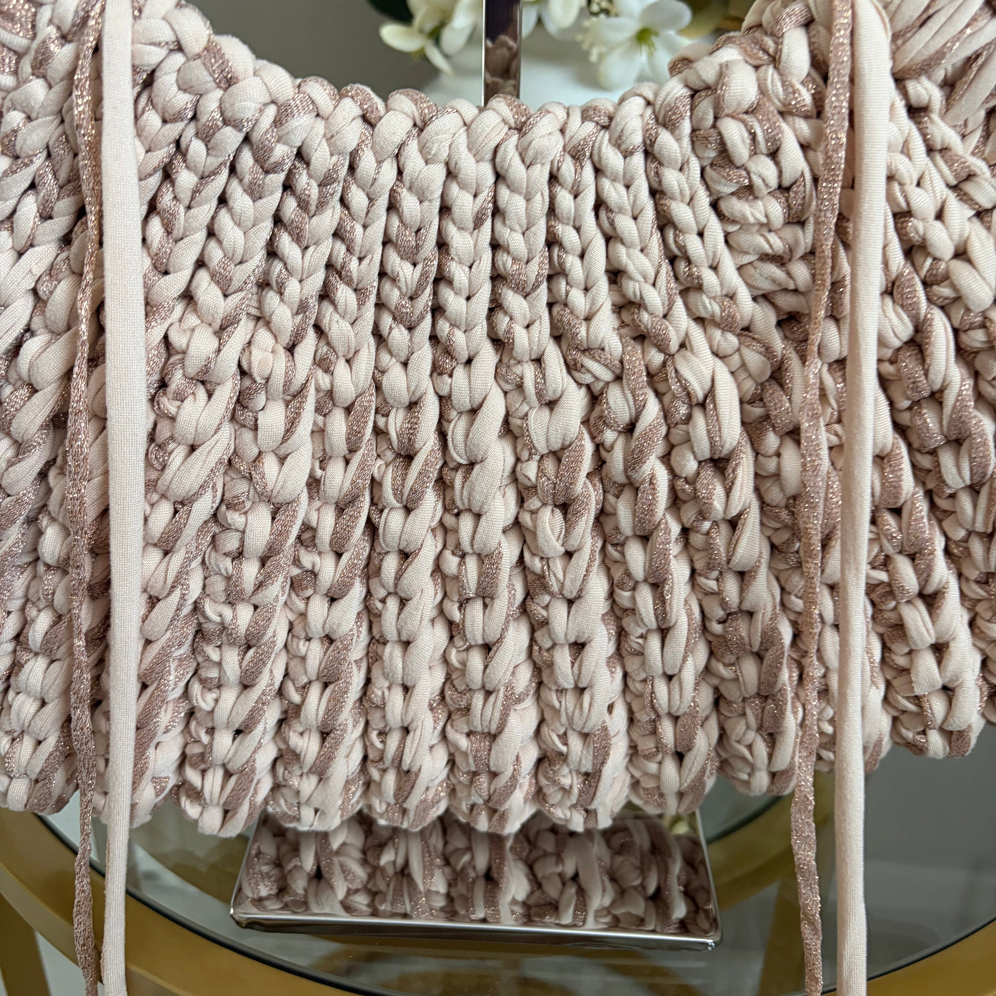 Chunky crochet shoulder bag in beige and gold.